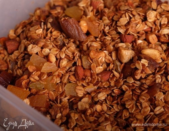 Когда смесь готова, достаем противень из духовки, даем граноле остыть, при этом периодически перемешивая. Остывшую гранолу перекладываем в большую миску, добавляем сухофрукты и окончательно перемешиваем.