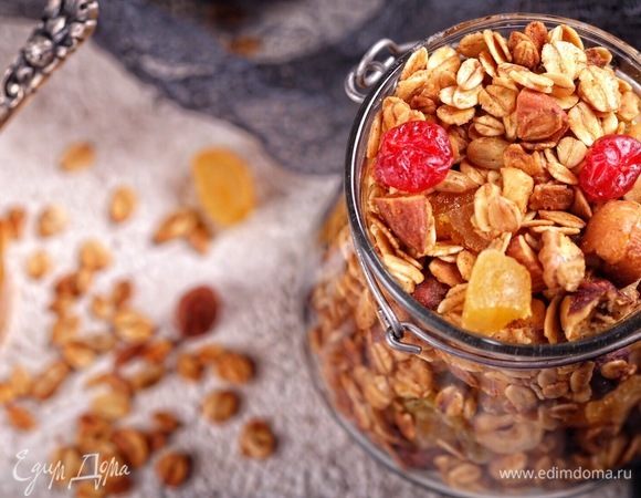 Подаем на завтрак с молоком, йогуртом или кефиром. Хранить гранолу нужно в герметичной емкости в сухом прохладном месте.