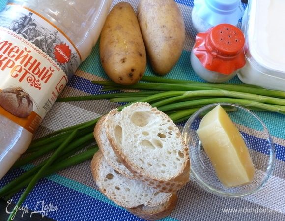 Подготовим продукты для окрошки по-польски. Картофель сварим. Лук помоем. Белый хлеб (батон, багет и т.д.) лучше взять черствый.