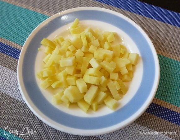 Картофель почистим и нарежем кубиком.