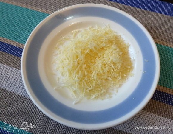 Твердый сыр (отечественный пармезан) натрем на мелкой терке.