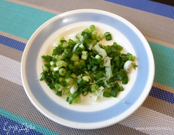 Лук нарежем на колечки.