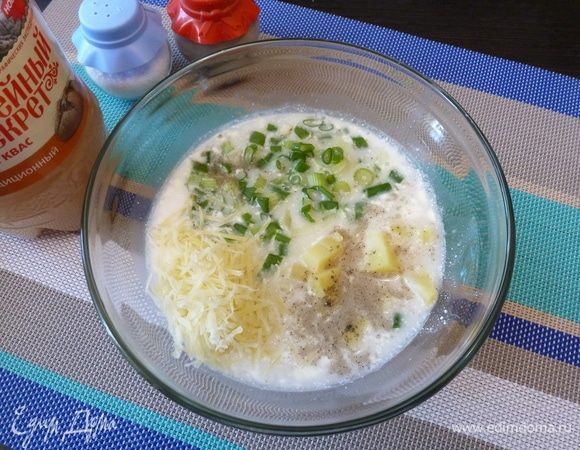Добавим картофель, сыр и лук. Поперчим и посолим по вкусу.