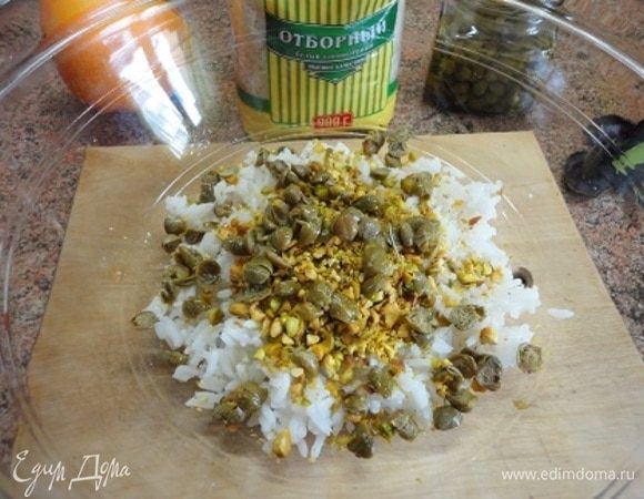 Добавляем измельченный фисташки и нарезанные половинками каперсы.