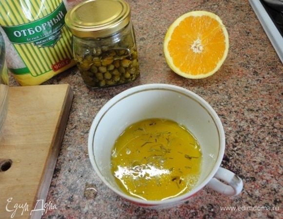 Готовим соус: смешиваем в равных пропорциях свежевыжатый сок апельсина и оливковое масло. Я использовало то, в котором настаиваются каперсы. Поливаем салат. Соль совершенно не требуется.