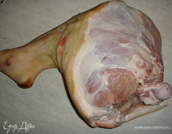 Свиную ногу помыть, обсушить бумажными полотенцами.