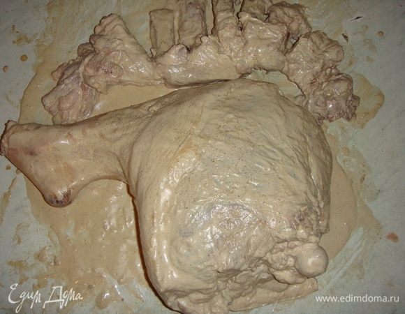 Обмазываем ногу маринадом и кладем ее в пакет. Вливаем внутрь оставшийся маринад и отправляем пакет с мясом в холодильник на ночь.