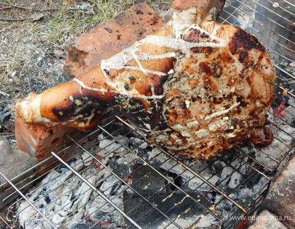 Периодически поливая мясо оставшимся маринадом.