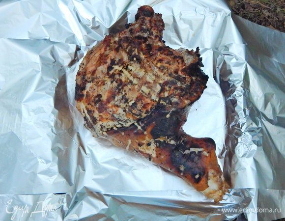 Когда мясо зажарится, заворачиваем его тщательно в фольгу.