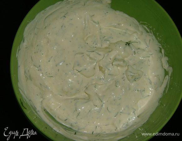 Пока запекается нога, приготовим очень вкусный соус к ней. Чеснок выдавить через пресс, укроп мелко нарезать. Смешать майонез, сметану, укроп, чеснок, смесь перцев. Соус готов!