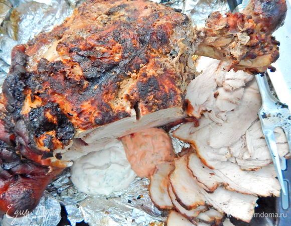 Готовое мясо нарезаем тонкими ломтиками. Подаем с соусом и наслаждаемся вкусом! Если вдруг мясо не пропечется около кости, ничего страшного. Срезаем готовое мясо, а остальную часть ноги заворачиваем в фольгу и отправляем опять на решетку минут на 15. Приятного аппетита!