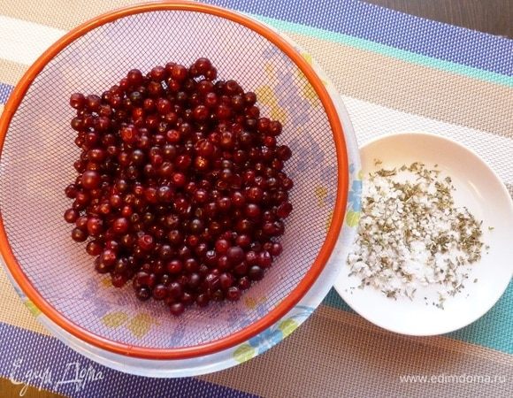 Бруснику помоем, оставив в дуршлаге,чтобы стекала вода. Пока истолчем морскую соль с прованскими травами. Сколько добавлять соли и какие приправы — дело вкуса. Я готовлю не очень соленую, так, чтобы можно перекусить несколькими ягодками.