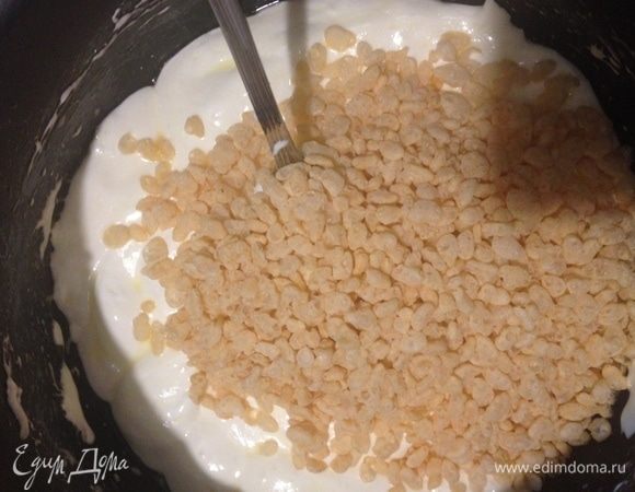 Снять смесь с огня и сразу же засыпать рисовые шарики