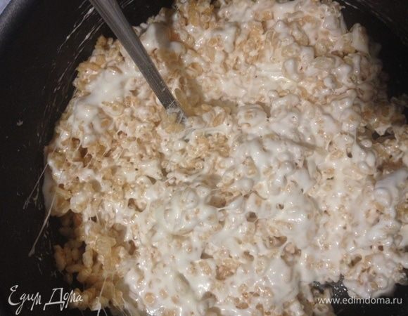 Аккуратно перемешать, чтобы смесь равномерно покрыла рис.