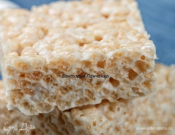 Охладить массу при комнатной температуре в течение 2 часов, затем достать из формы и нарезать на квадраты. Рекомендую!