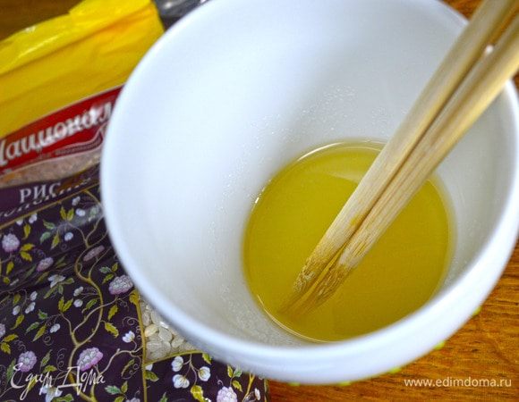 Приготовить заправку для риса: тщательно смешать рисовый уксус (можно заменить на яблочный, или виноградный), соль и сахар, дать отстояться минут 30 до прозрачного состояния.

Рис «Японский» ТМ «Националь» можно заменить на Рис «Кубанский» ТМ «Националь».