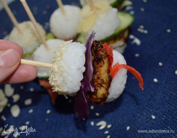 Накрыть начинку второй рисовой полусферой, аккуратно закрепить шпажкой, или зубочисткой. 