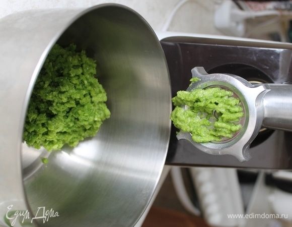 Нарежьте стрелки на кусочки длиной 4–5 см, так будет легче молоть в мясорубке.