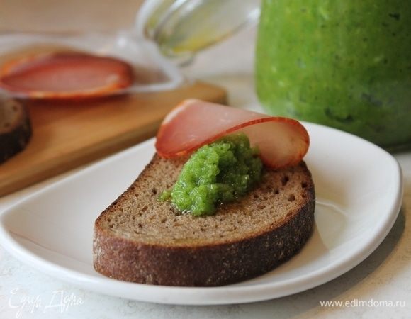 Если вы любите сало, можно чесночные стрелки перемолоть вместе с кусочком соленого сала. Бутерброд в таком варианте будет ну очень вкусным!