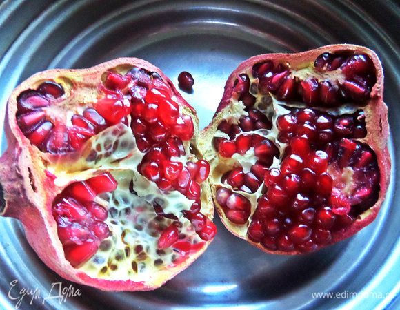 Небольшой гранат надрезать, разделить пополам.