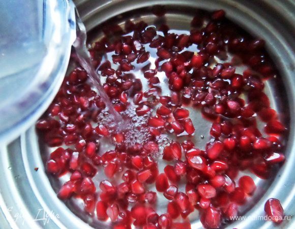 Высыпать зерна в миску.