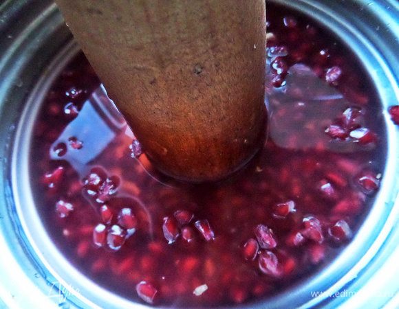 Подавить зерна под водой толкушкой, иначе без воды будут брызги.