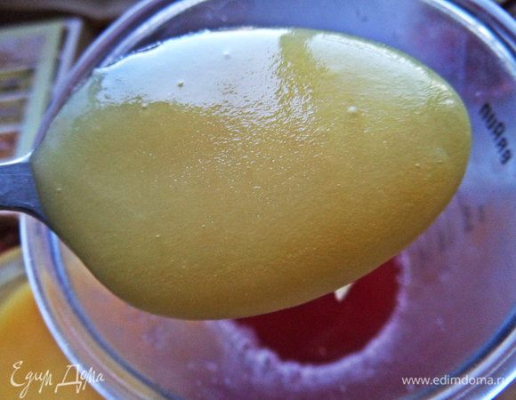 Размешать мед, желательно жидкий.