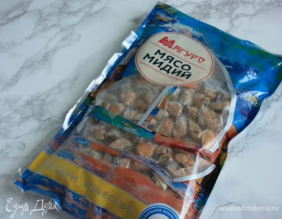 Подготовить продукты: мясо мидий ТМ «Магуро» разморозить. На 4 порции (если это горячая закуска) понадобится примерно половина упаковки.