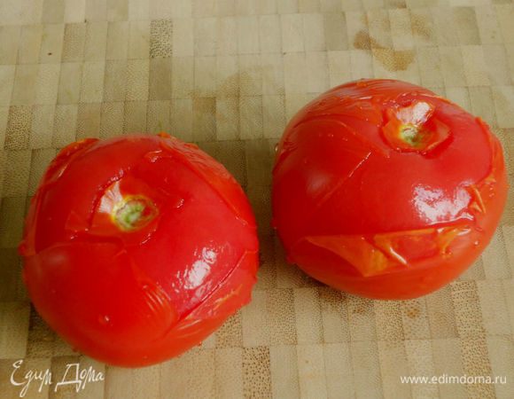 Затем обдать холодной водой, снять кожицу. 