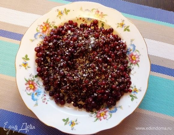 Пока брусника еще влажная посыплем ее прованскими травами с солью. Тщательно и аккуратно перемешаем.