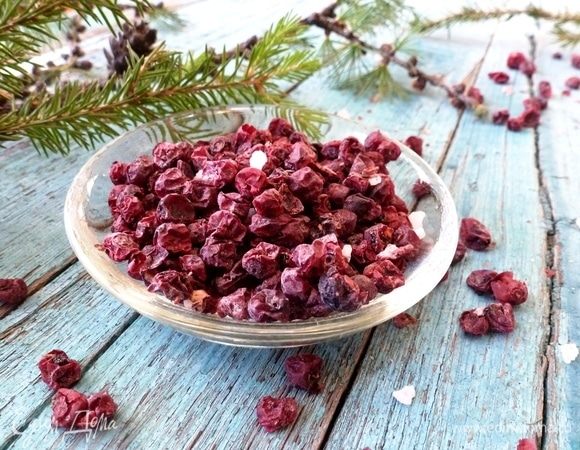 Брусника получилась именно вяленой, а не абсолютно сухой. Хранить такую ягоду лучше в герметичной банке в прохладном месте.