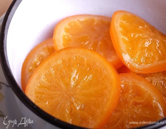 Когда вы решите приготовить цукаты, необходимо выложить желаемое количество ломтиков в дуршлаг, чтобы лишняя жидкость стекла