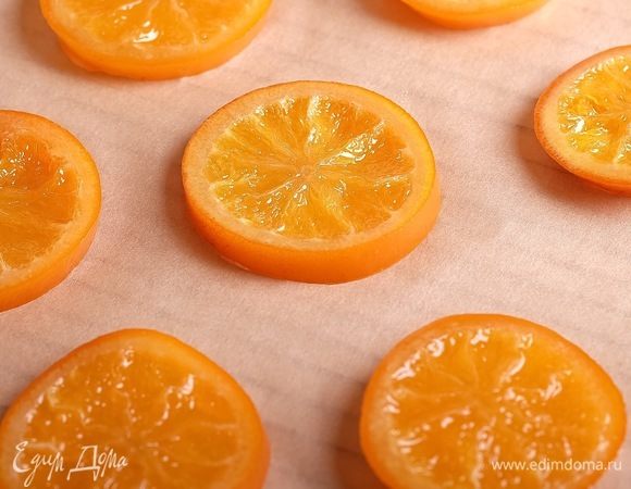 Далее выложить ломтики на противень, застеленный пергаментом. Также можно выложить в сушилку (на пергаменте непременно).