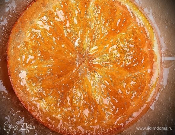 Поставить противень в разогретую до 160°С духовку (режим с конвекцией) на 15–20 минут до карамелизации. Если делать карамелизованные апельсины в сушилке, то процесс растянется на более долгое время, зато они получатся более мягкие и упругие. Я делала в духовке.