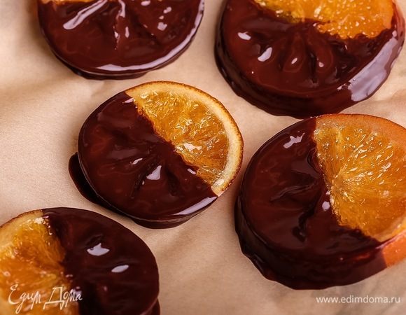 Если хотите сделать апельсины в шоколаде, то ломтики остудить, растопить некоторое количество горького шоколада, обмакнуть половинки ломтиков, остудить (при комнатной температуре).