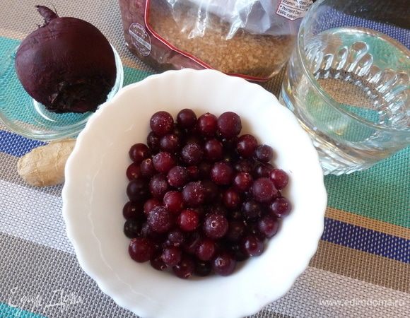 Подготовим продукты для шербета. Клюква обязательно должна быть замороженной, иначе нужно будет добавлять ледяную крошку. Кусочек имбиря 2 см почистим от шкурки и мелко нарежем.