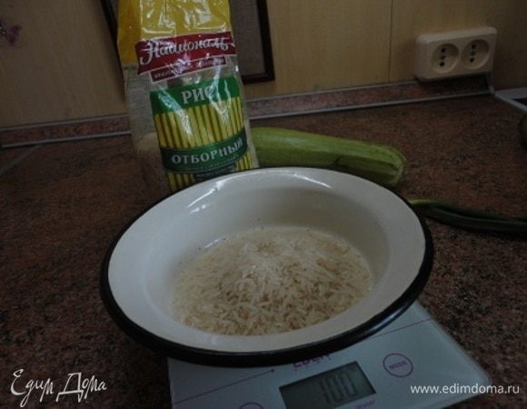 Рис ТМ «Националь» отварить в воде в соотношении 1:2 при медленном кипении, пока рис полностью не впитает воду. Так он вкуснее, чем когда варится в большом количестве воды и отвар сливается.