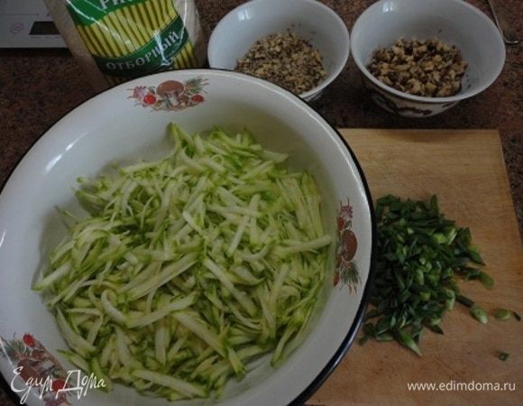 Кабачок натереть на терке, лук нарезать. Одну горсть орехов (которую вы вмешаете в начинку) измельчить помельче, а вторую горсть оставить более крупными кусочками.