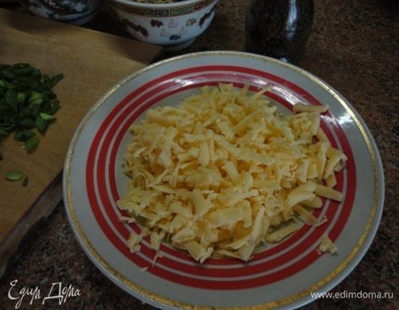 Сыр тоже натереть на терке.