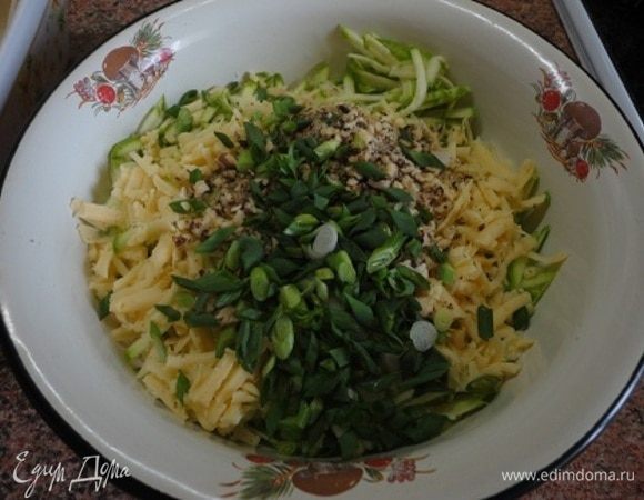 Соединить кабачок с сыром, луком и орехами.