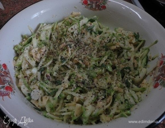 Вбить два яйца, влить сливки, посолить, поперчить и перемешать. Затем добавить рис и еще раз перемешать.