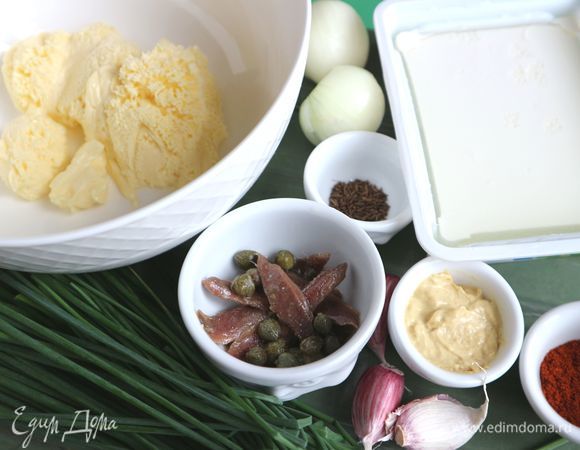 Приготовить все необходимые ингредиенты. Сливочное масло пропустить через сито. Сливочное масло в некоторых рецептах добавляют к брынзе в пропорции 1:1 (если брынза очень соленая, и вы берете соленый огурец, а не малосольный, как здесь). 