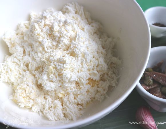 Использовала Сербскую брынзу, обладающую мягкой, но плотной текстурой, с минимальным количеством прожилок и пустот. В отличии от других сортов, сербская брынза наименее соленая. Брынзу откинуть на сито, дать стечь жидкости в отдельную миску, добавить протертую через сито брынзу к маслу.