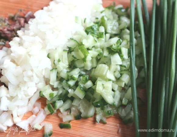 Мелко порезать малосольный огурец. 