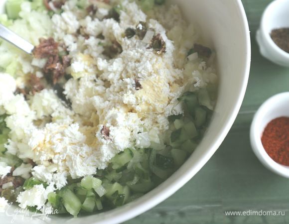 Добавить к маслу с брынзой огурец, лук, чеснок, каперсы, анчоусы. Добавить горчицу, уксус.