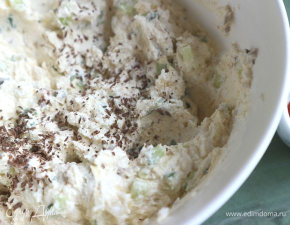 Тмин перетереть в ступке, добавить к смеси, перемешать.