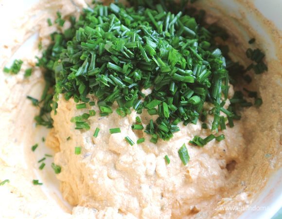 Добавить душистый перец, красный острый перец, паприку, мелко порезанный шнитт-лук ( можно взять зеленый лук). 