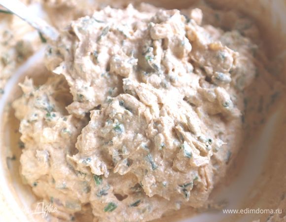 Перемешать, проверить на соль. Обычно соль не требуется, так как смесь содержит соленые продукты. Если вам консистенция покажется очень густой, можете немного добавить рассол от брынзы. Я этого не делала. При приготовлении в некоторых рецептах добавляется эль.