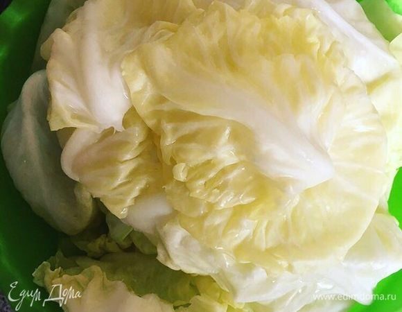 Для начала подготовим капусту. Отделяем большие внешние листья. Отвариваем их в кипящей воде 2-3 минуты. Откидываем на дуршлаг.