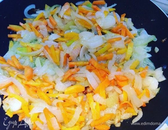 Морковь и лук нужно мелко порезать (одну морковку оставить для соуса). Имбирь натереть на мелкой терке. Обжарить все на растительном масле с гарам масалой.